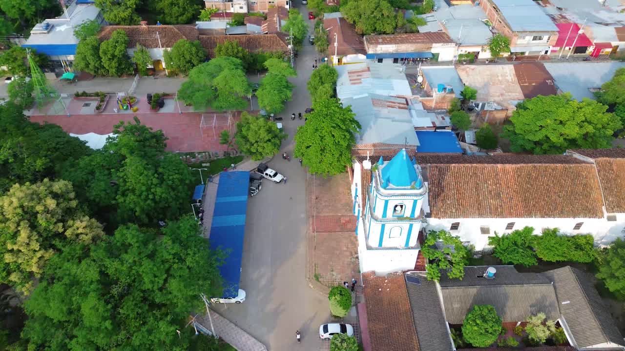Villavieja é um destino cultural e natural em Huila, famoso por seus sítios paleontológicos, aventuras no deserto e pores do sol inesquecíveis