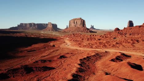 Toma-Aérea-Del-Hermoso-Paisaje-Del-Desierto-Rojo-En-El-Valle-Del-Monumento-En-Arizona,-Estados-Unidos