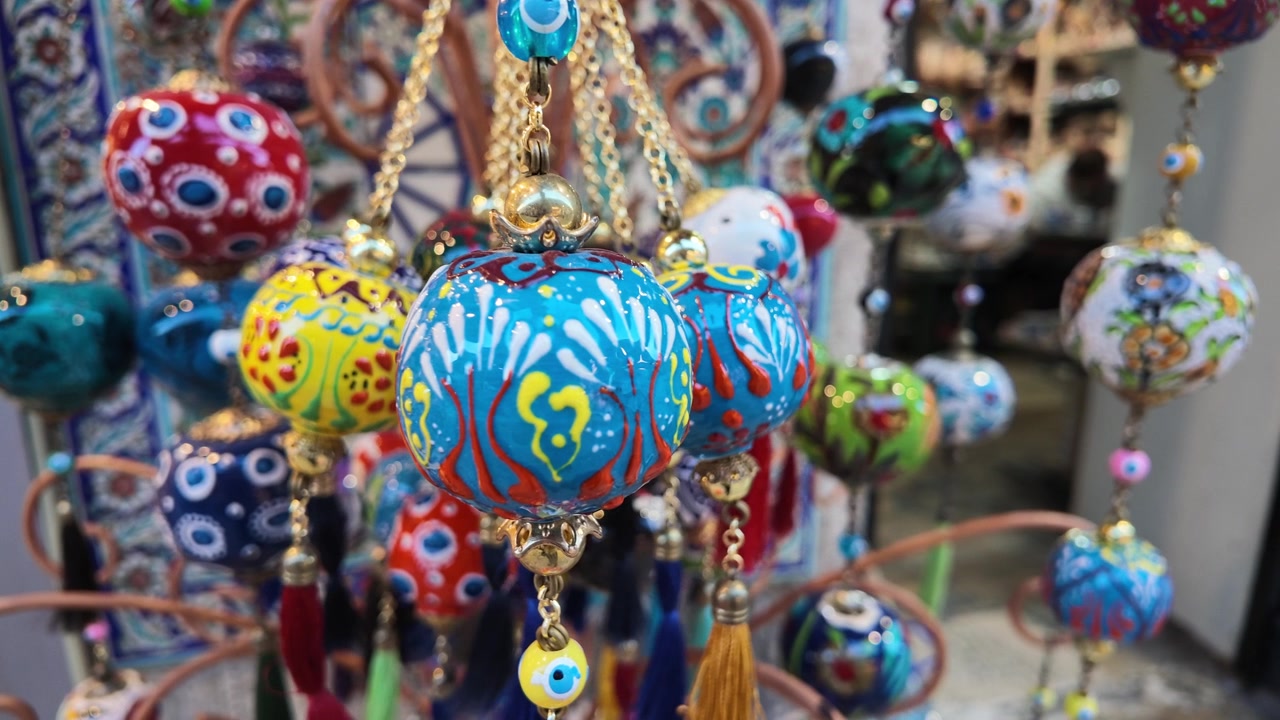 Colorati ornamenti tradizionali in ceramica turca appesi in un negozio