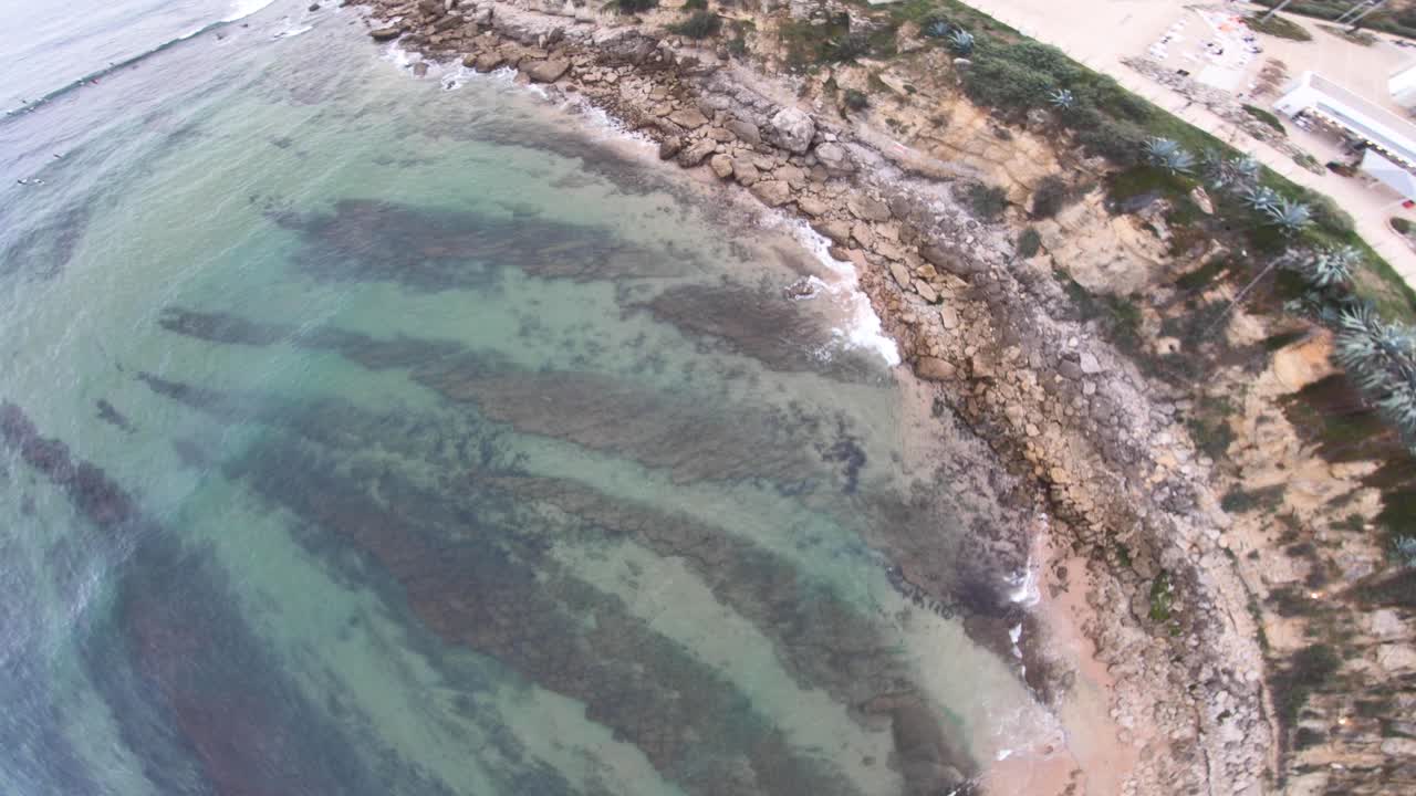 increíble vista desde el cielo con grandes colores en un día nublado