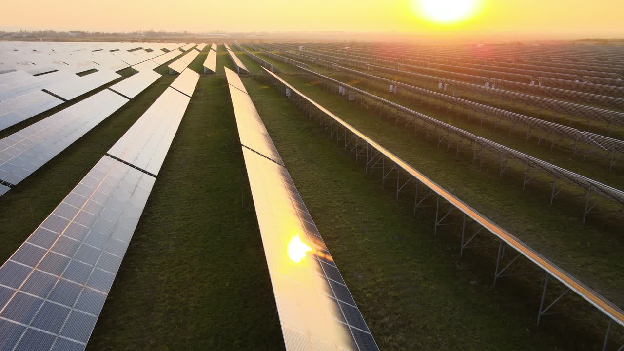 vista aérea de una gran central eléctrica sostenible con filas de paneles fotovoltaicos solares para producir energía eléctrica limpia por la noche. concepto de electricidad renovable con cero emisiones
