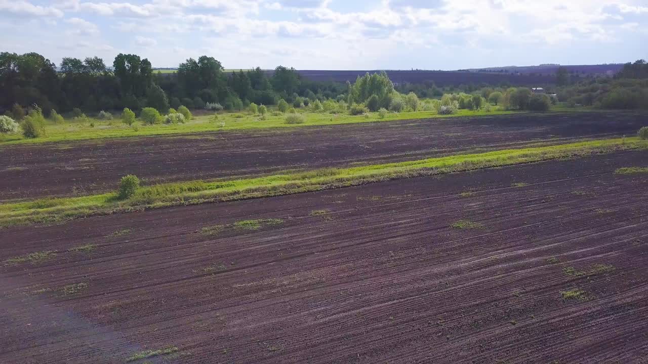 Luftaufnahme eines gepflügten Feldes und ländlicher Landschaft