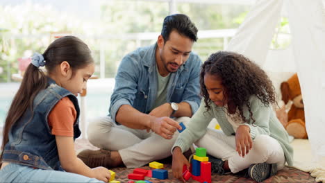 bloques de construcción, el padre y las niñas juegan