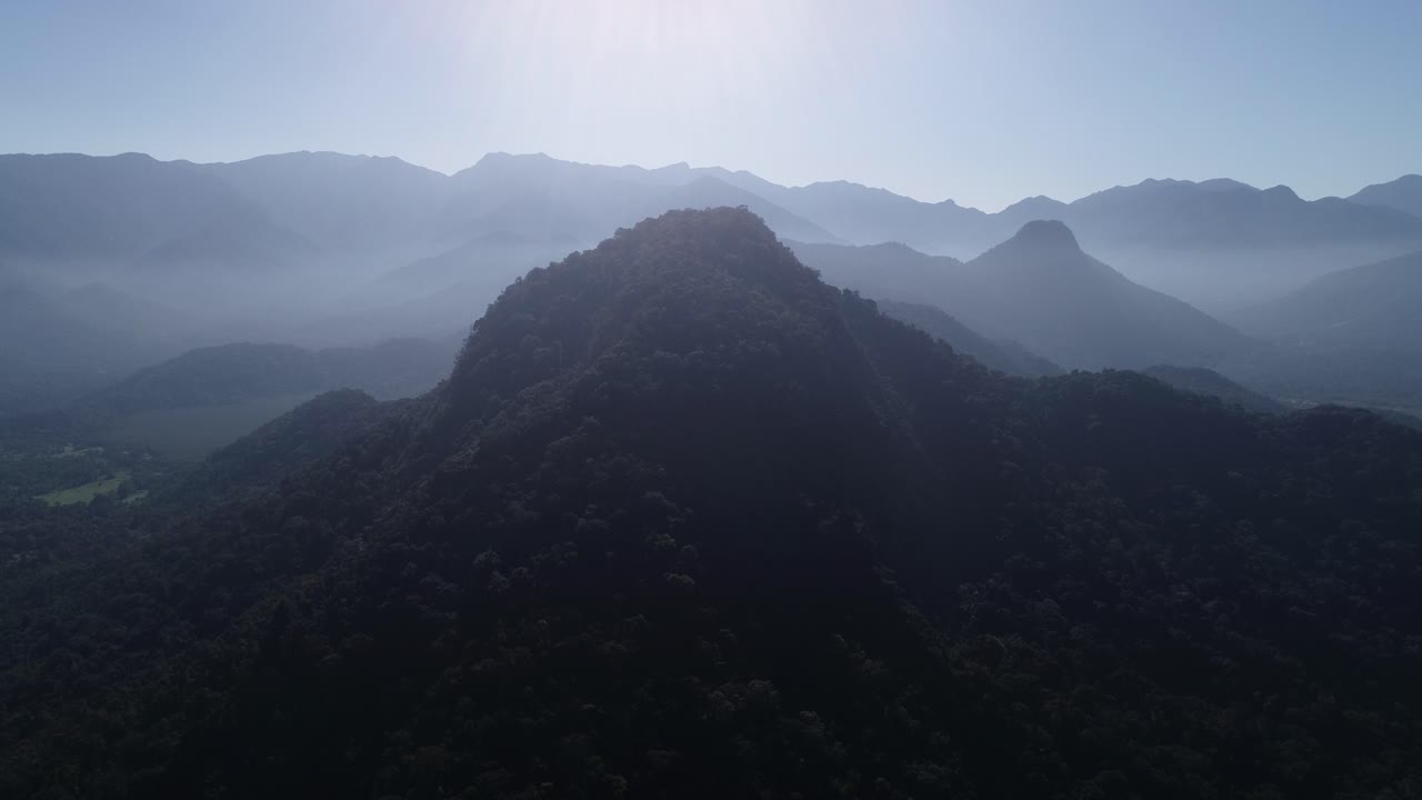 리우데자네이루 근처 세라 두 마르 숲의 봉우리 전망