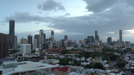 Timelapse-Sobre-La-Ciudad-De-Brisbane-Al-Atardecer-Desde-El-Valle-De-La-Fortaleza