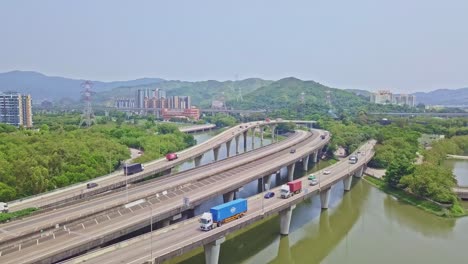 Eine-Dynamische-Aufsteigende-Luftaufnahme-Der-Autobahn-über-Wasser-In-Yuen-Long-In-Hong-Kong