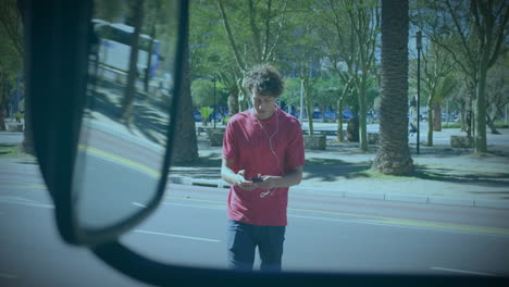animación de nivel de texto sobre hombre afroamericano usando teléfono inteligente