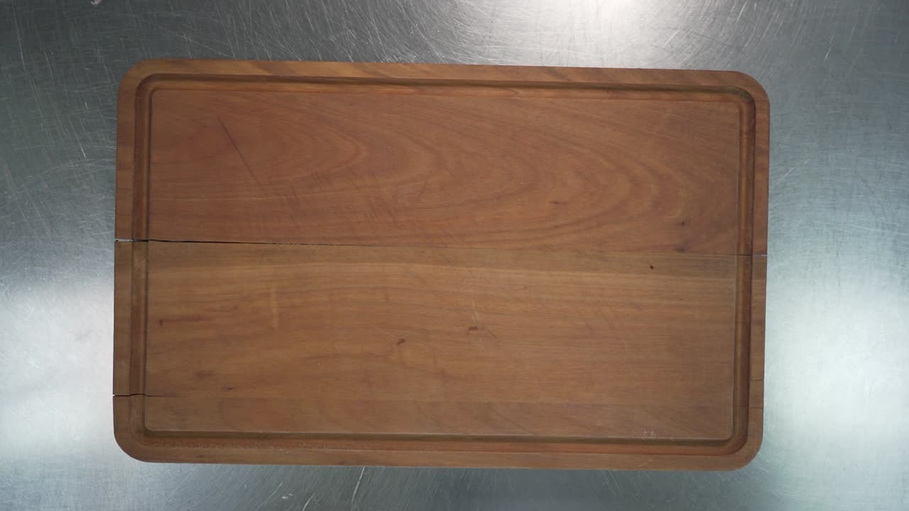 queso en un tazón. tabla de madera. tiro superior desde arriba