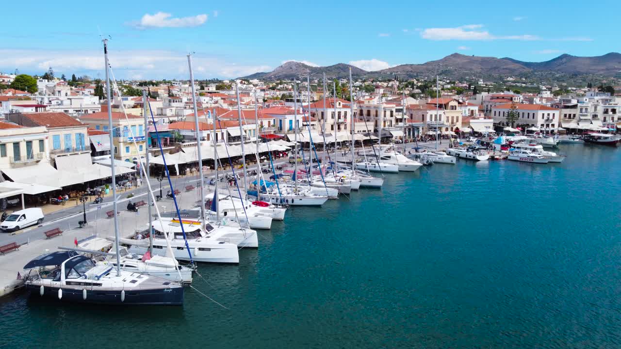 una vista de yates en la marina principal en la isla de aegina, islas sarónicas, grecia
