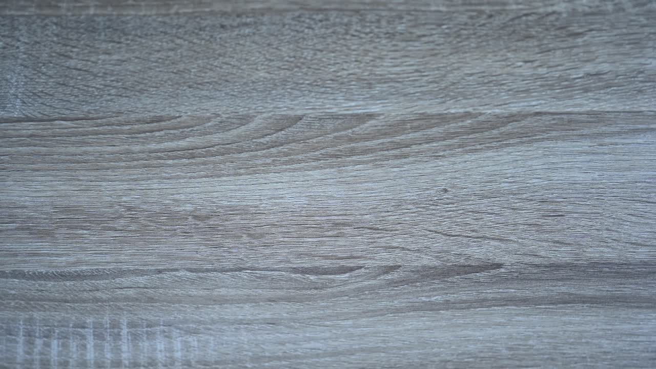 태국 방 ⁇  의 테이블 위 에서  ⁇ 색 타미야 미니 4x4 스포츠 자동차 를 밀고 끌고 바 ⁇  의 정렬 과 균형 을 확인 하고 있다