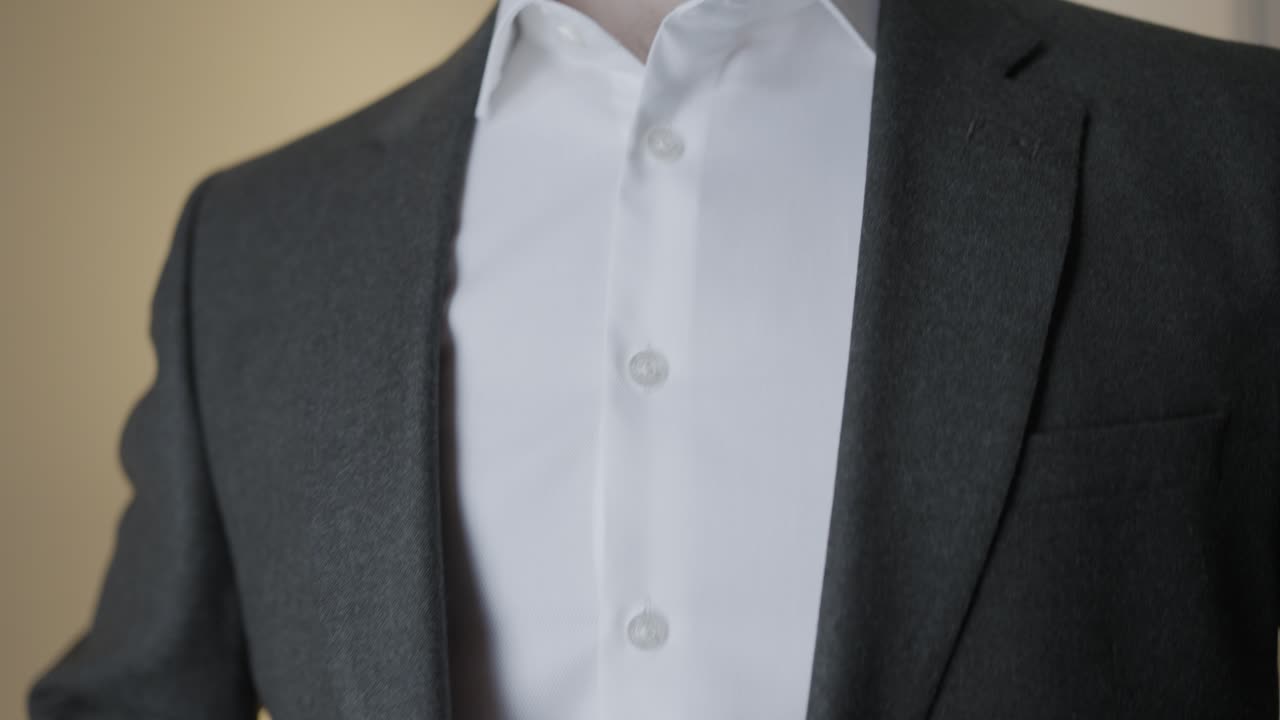 남자가 슈트 재을 고 있다