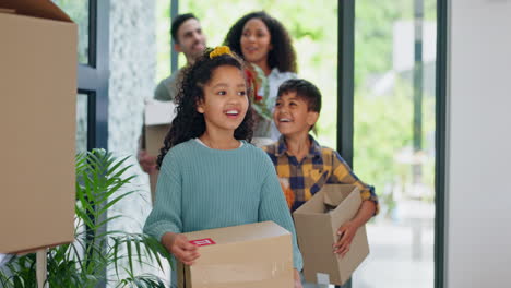 familia, puerta principal y cajas para el nuevo hogar