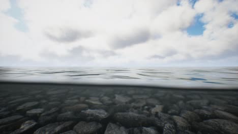 Paisaje-Marino-Oceánico-Con-Cielo-Y-Olas-Oceánicas-Divididas-Por-La-Línea-De-Flotación-En-La-Parte-Submarina