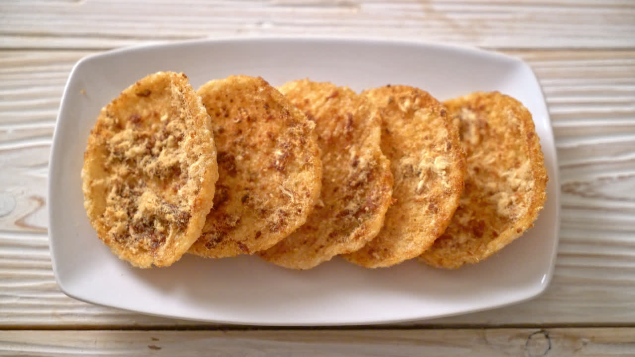 galleta de arroz de cerdo desmenuzada seca - estilo de comida tailandesa