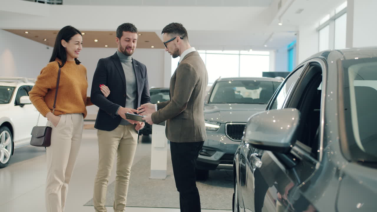 una pareja feliz comprando un coche nuevo