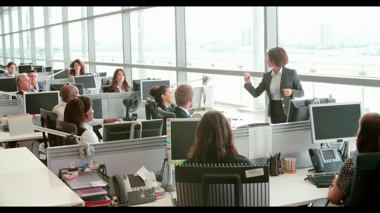 바쁜 사무실 에서 함께 일 하는 사업 동료 들