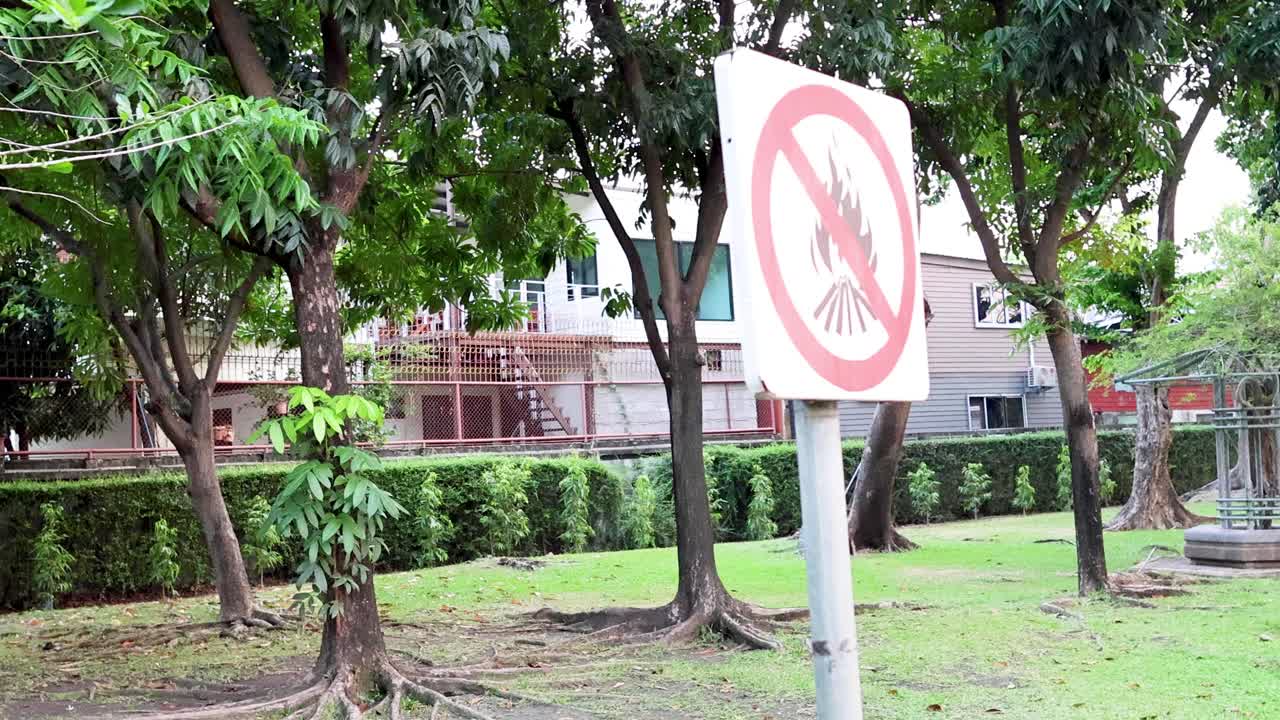 letreros de prohibición en un jardín de bangkok