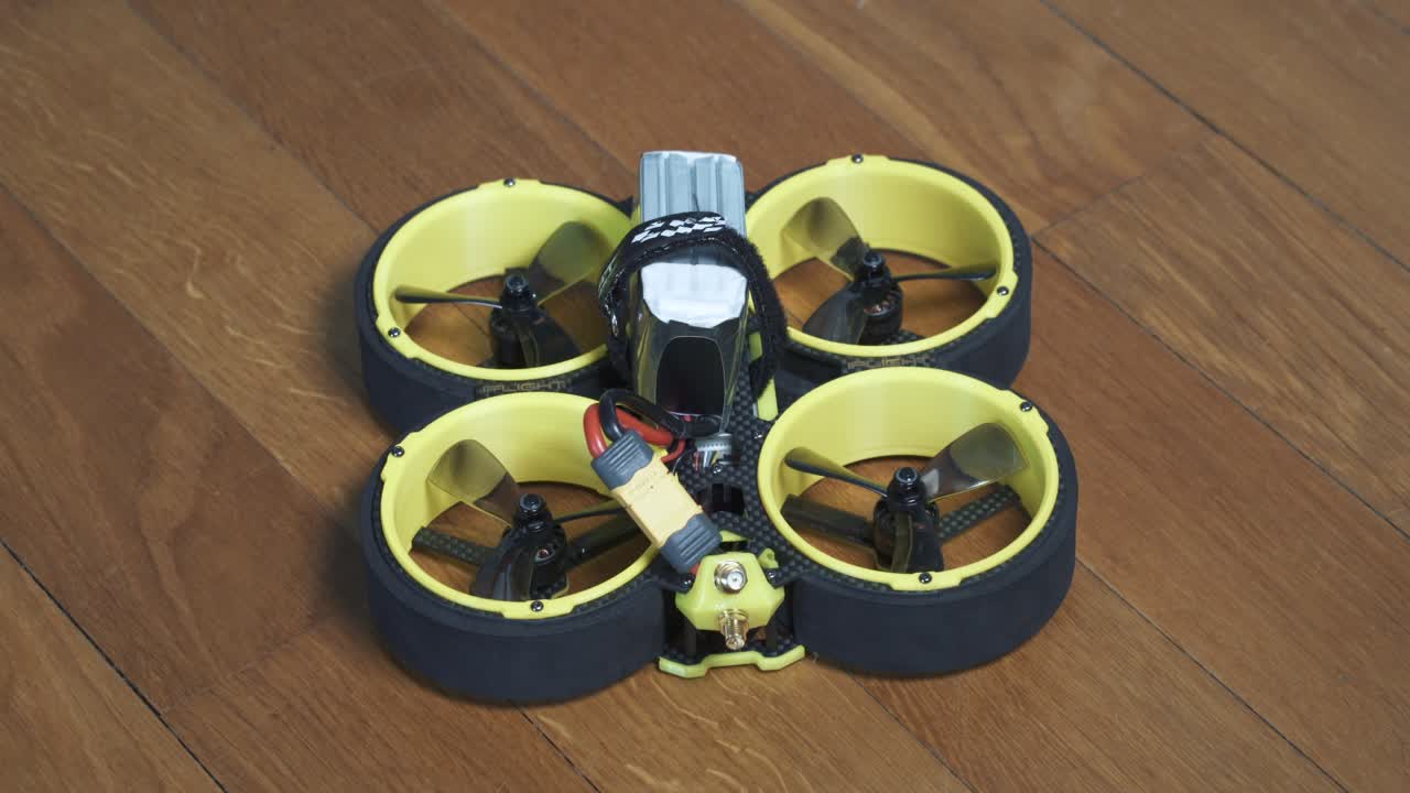 lipo 배터리가 연결된 fpv 드론 bumblebee cinewhoop의 클로즈업 샷