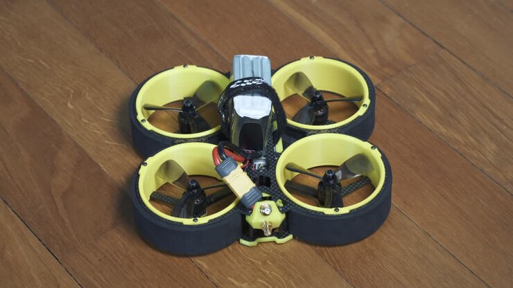 Nærbilde av FPV-dronen BumbleBee CineWhoop med LiPo-batteri tilkoblet
