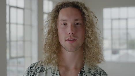 retrato de un atractivo hombre caucásico que mira serio a la cámara respirando relajado en el fondo del apartamento serie de personas reales