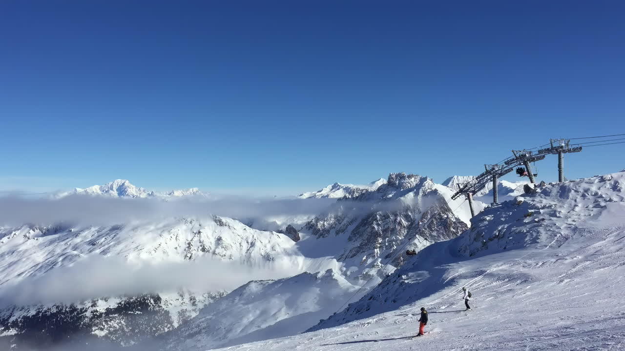 Les Belleville, Francia - 20 gennaio 2020: persone che sciano sulle montagne in una stazione sciistica
