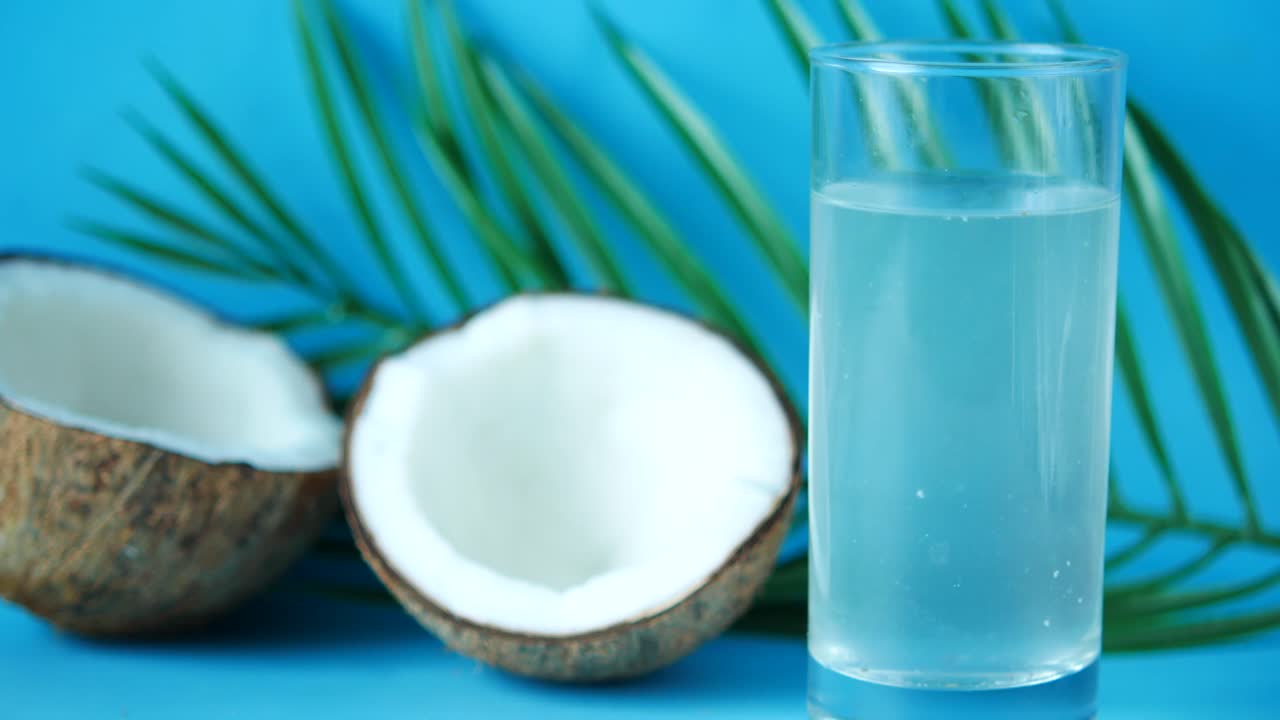 agua de coco y cocos