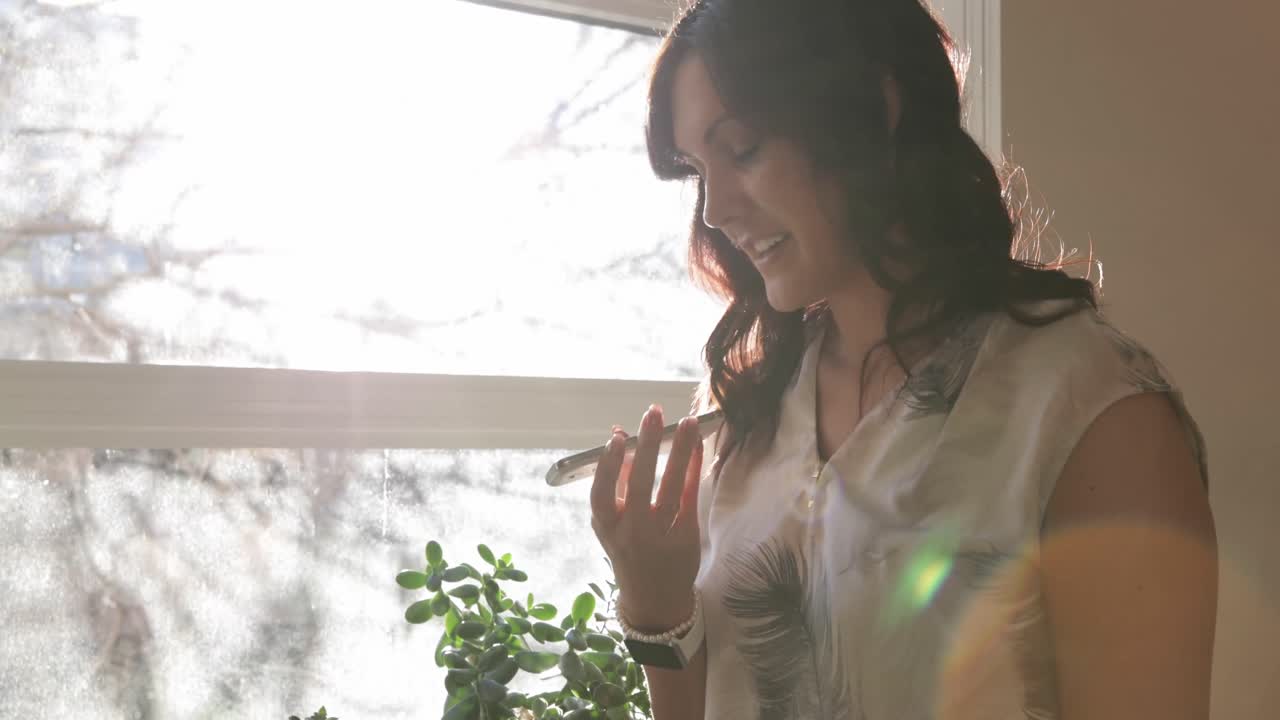 사무실 에서 스마트폰 으로 이야기 하는 여자