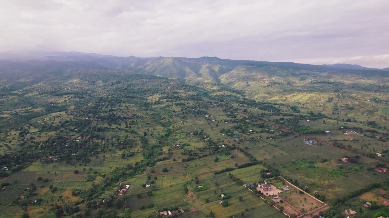 paisaje de las granjas y la carretera en la ciudad de moshi en tanzania