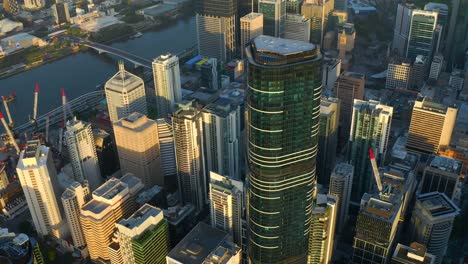 Vista-Aérea-De-Rise-Brisbane-Skytower-Con-Una-Hermosa-Luz-Del-Sol-Matutina,-Brisbane,-Australia