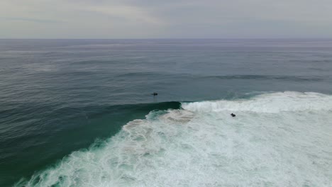 Barco-De-Hidroala-Navegando-Con-Olas-Blancas-En-El-Mar---Sharpes-Beach-En-Skennars-Head---Nueva-Gales-Del-Sur,-Australia---Antena