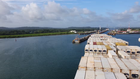 buque de carga de contenedores en la entrada de las esclusas del canal de panamá