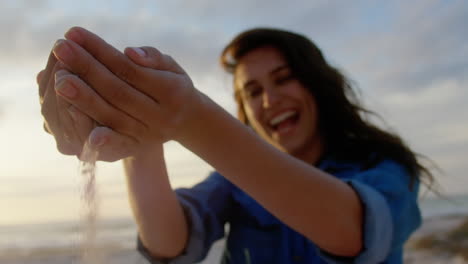 animación de formas coloridas sobre una mujer biracial en la playa