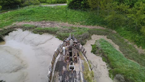 widok z lotu ptaka opuszczonej łodzi utkniętej w błocie w wat tyler country park, basildon, wielka brytania - odwrócenie, przechylenie, dron c