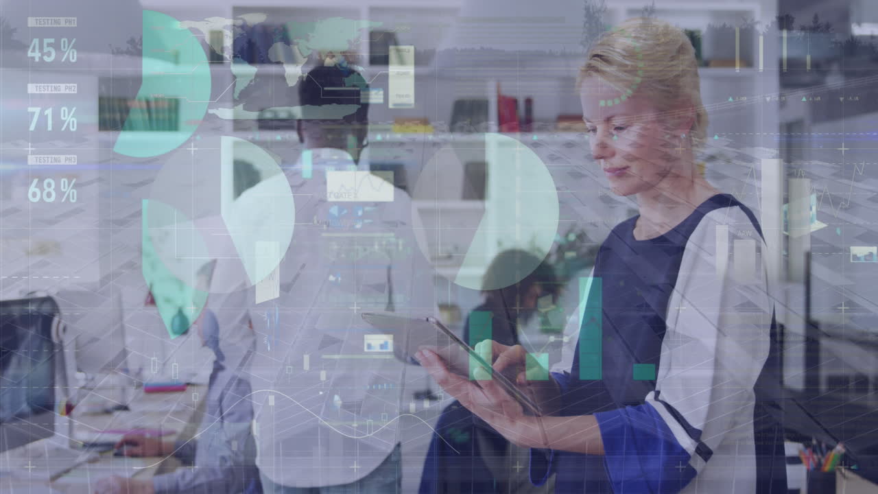 인포그래픽 인터페이스의 애니메이션, 태양 패널의 공중 시각, 기술을 사용하는 백인 여성