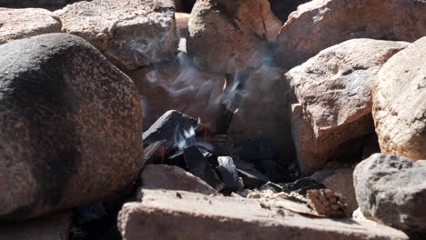 La-Fogata-Está-Ardiendo-Rodeada-De-Piedras