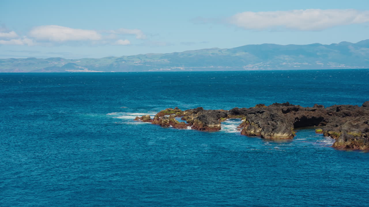 바위가 있는 해안선의 넓은 사진