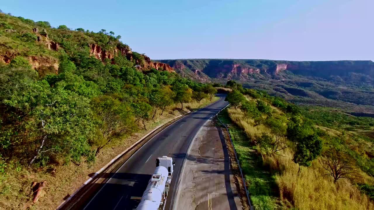 과 초원 가운데 산업이 일시적으로 이한 풍경을 방해합니다.