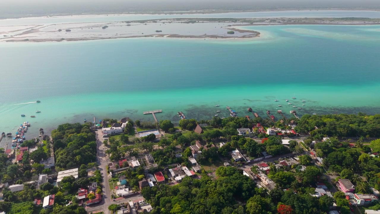 Ovenfra-udsigt over Bacalar-lagunen, der afslører dens berømte syv blå nuancer