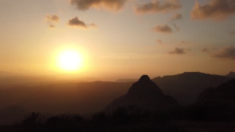 Imágenes-Cinematográficas-De-La-Puesta-De-Sol-En-4k-Mientras-Se-Capturan-Durante-Un-Viaje-Por-Carretera-Con-Amigos-A-Lonavala-India