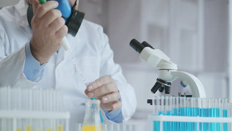 los científicos prueban para covid-19 o el virus corona utilizando tubos científicos para investigar y tratar enfermedades en un laboratorio u hospital. conceptos de tratamiento médico. imágenes de alta calidad 4k