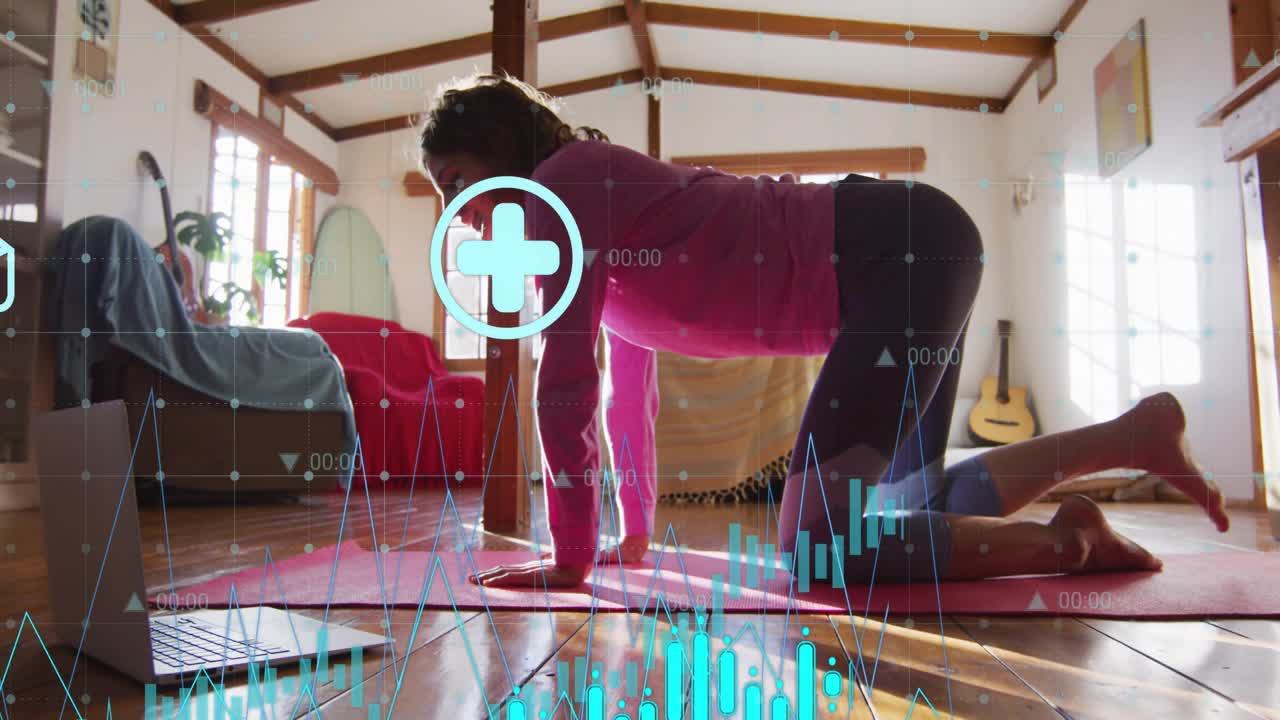 Mujer abriendo una aplicación de fitness y alternando extensiones de gato-vaca con gráficos animados que rastrean métricas.