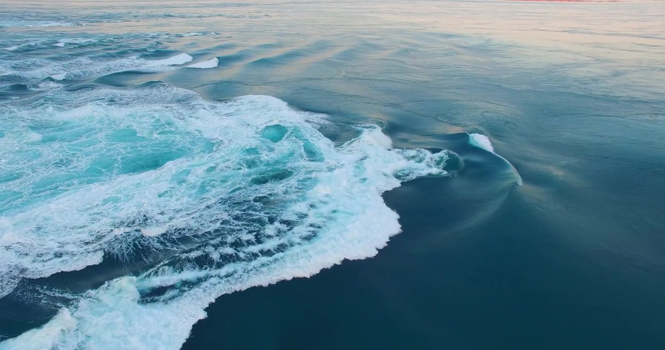 Die größten Springfluten der Welt erzeugen horizontale Wasserfälle und massive stehende Wellen. Die einzige jemals aufgenommene Aufnahme dieses unbesuchten Gezeitenwundergebiets. Auf Seekarten als zu gefährlich vermerkt