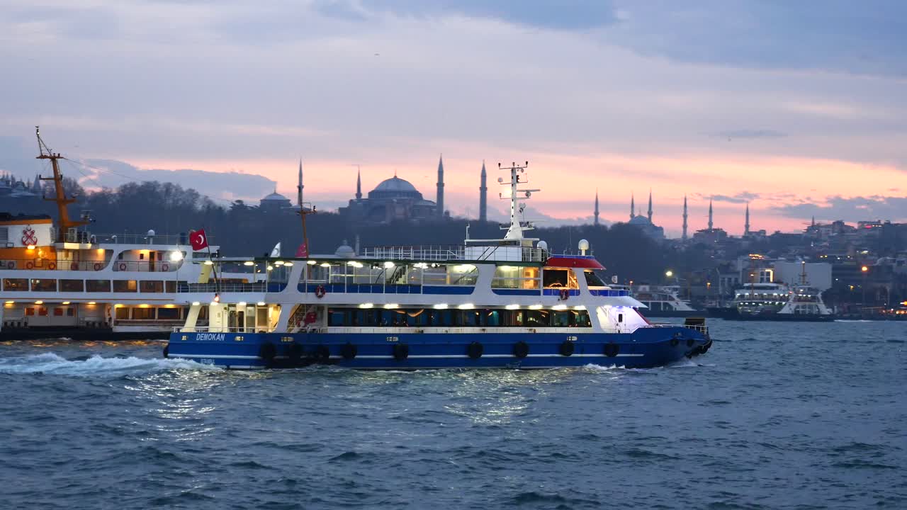 traghetto che naviga sull'acqua a istanbul