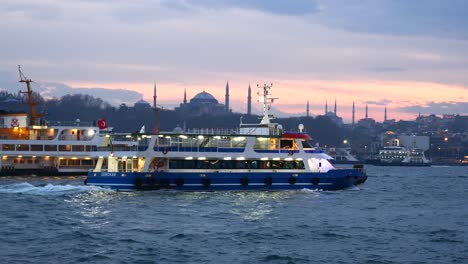 barco de ferry navegando en el agua en istanbul
