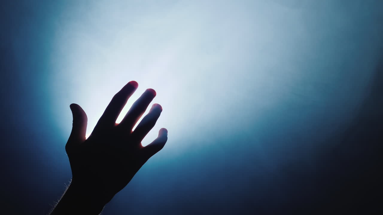 궁핍한 사람이 손을 뻗는다