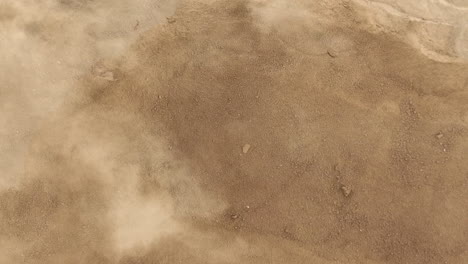 vista de cerca de un terreno polvoriento con movimiento visible de las partículas de polvo