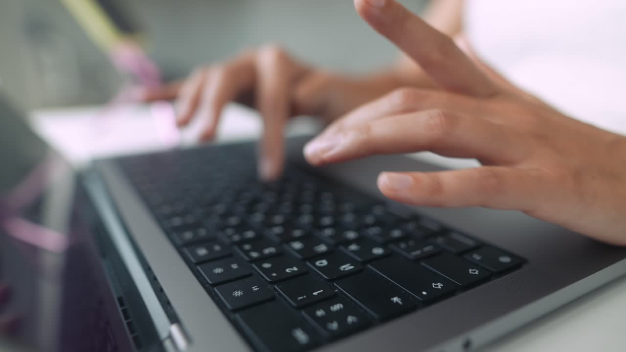 Primo piano di mani che digitano sulla tastiera di un portatile
