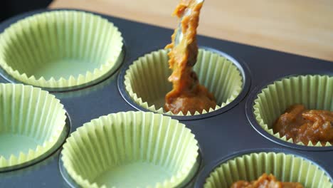 poner en la masa de harina húmeda mixta para muffins de calabaza veganos usando calabaza asada real en el cuenco receta vegana sana sin lácteos