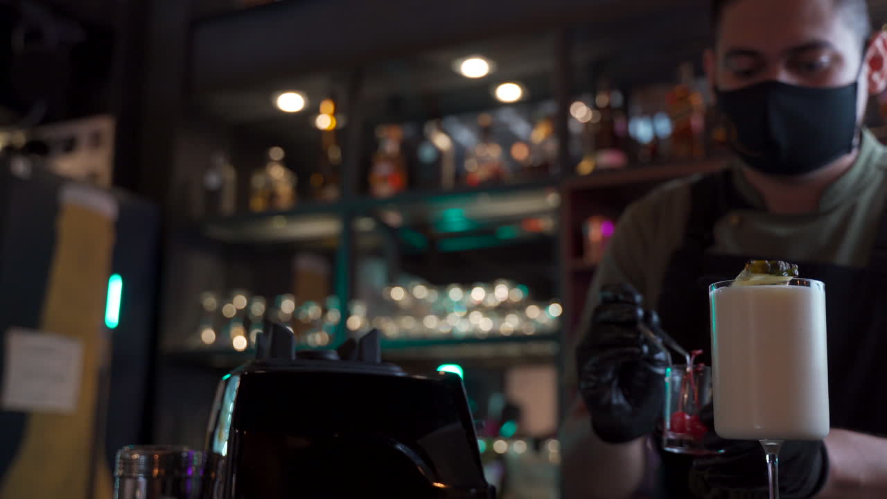 barman latino piña colada adornar decoración piña cereza canela antorcha llameante