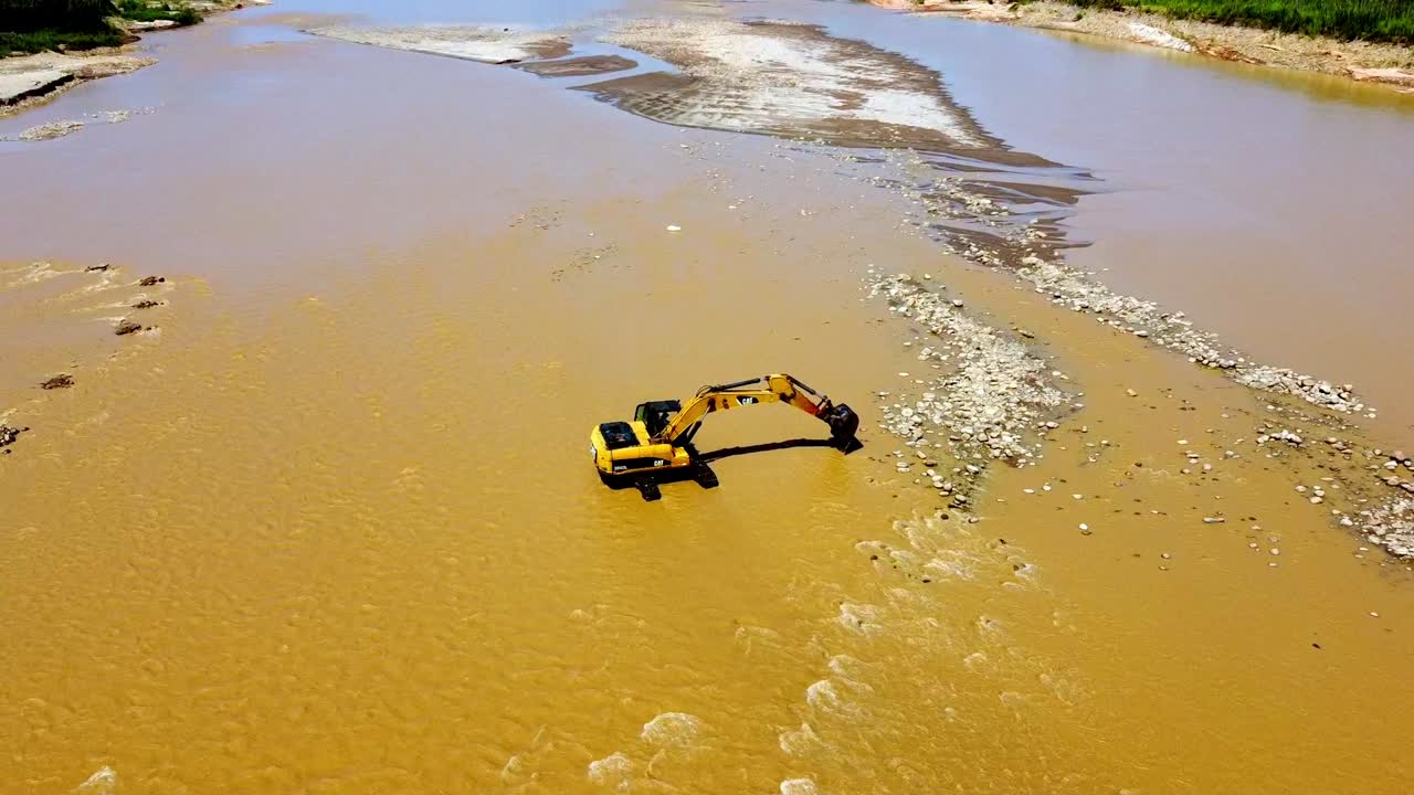 excavadora en medio del río yapacani en santa cruz